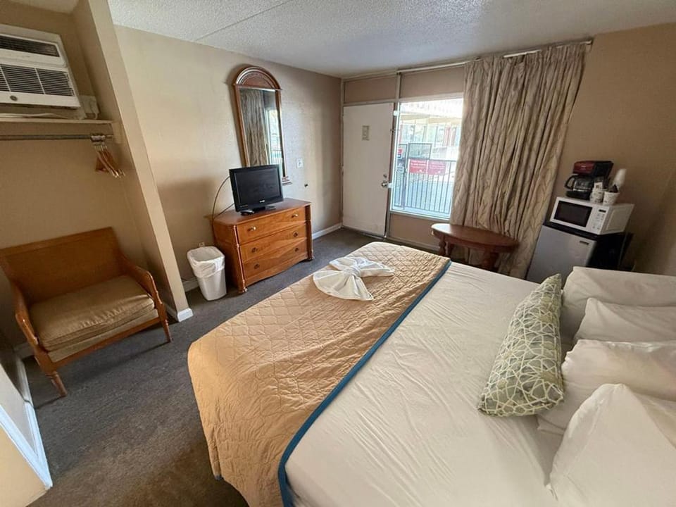 Bed, TV and multimedia, Kitchen or kitchenette, Living room, Photo of the whole room, Evening entertainment, Bedroom, towels, air conditioner