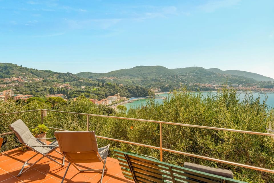 La dimora dell'artista sea view free parking Apartment in Lerici