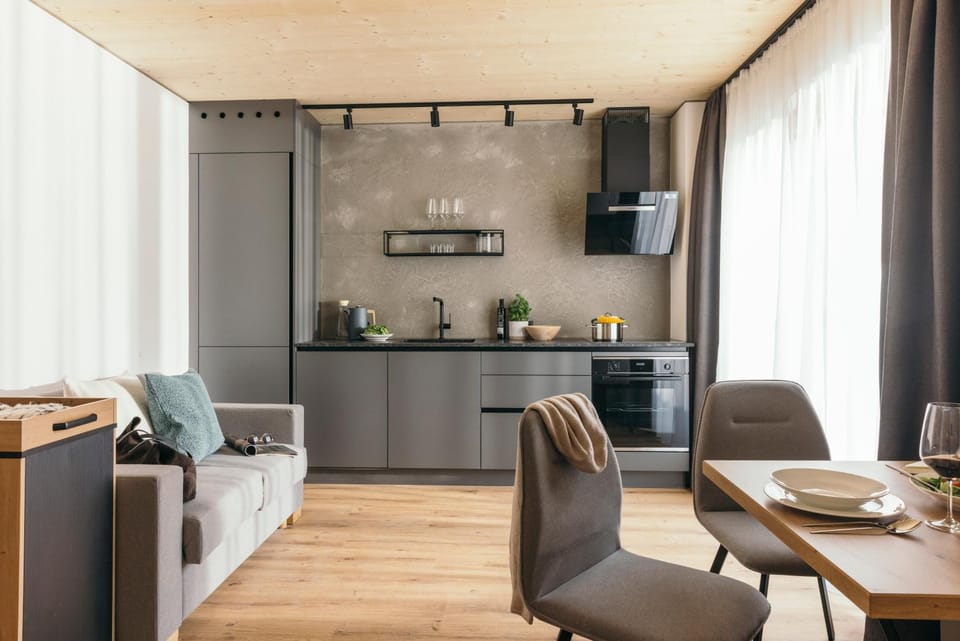 Coffee/tea facilities, Kitchen or kitchenette, Living room, Seating area, Dining area, stove
