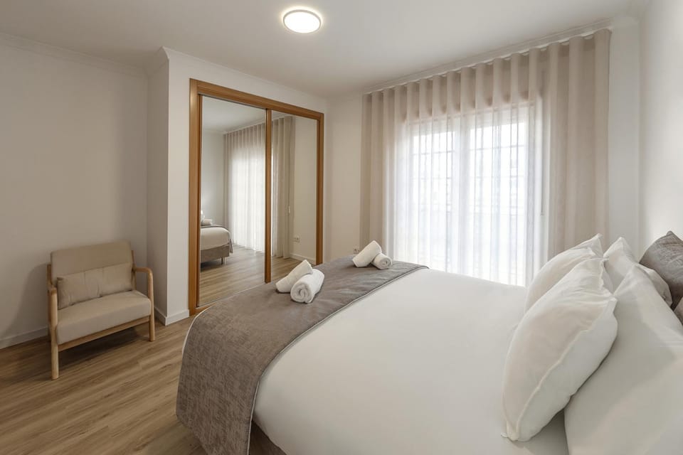 Bed, Living room, Bedroom, towels, wardrobe