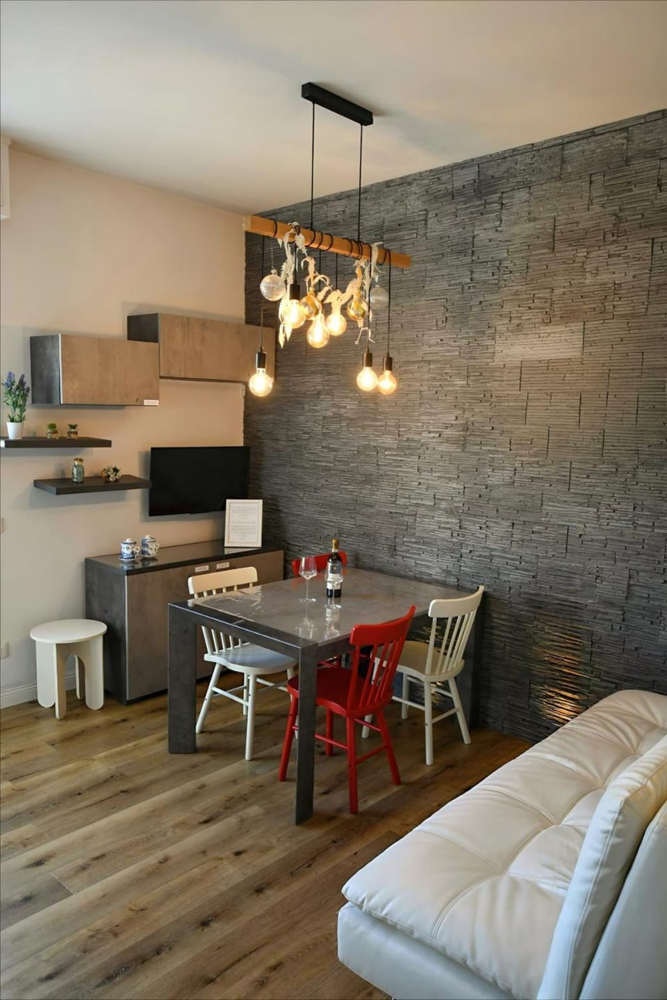 TV and multimedia, Kitchen or kitchenette, Living room, Decorative detail, Decorative detail, Seating area, Dining area