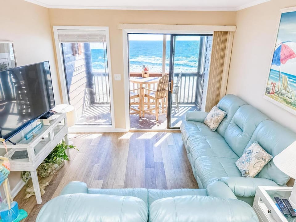 Communal lounge/ TV room, TV and multimedia, View (from property/room), Living room, Seating area, Sea view