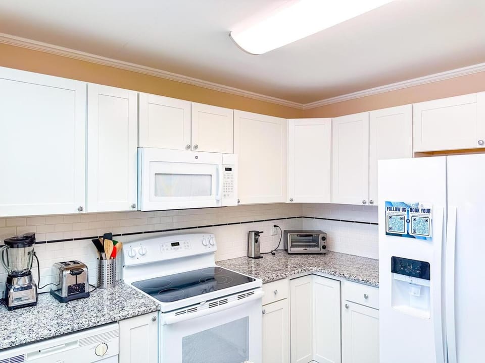 Coffee/tea facilities, Kitchen or kitchenette, dishwasher, oven, stove, toaster