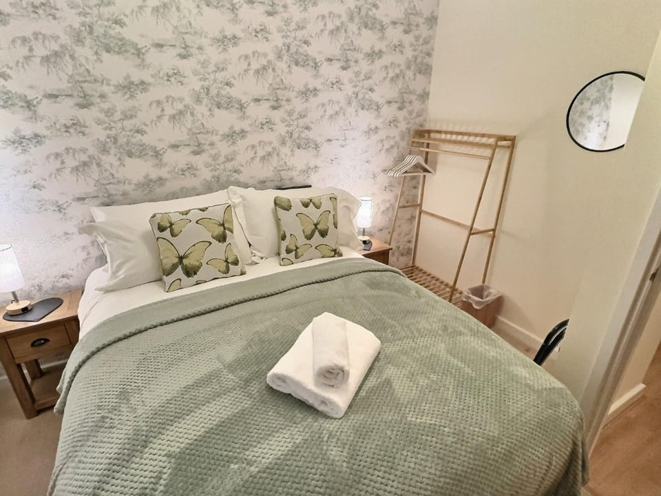 Property building, Bed, Bedroom, towels