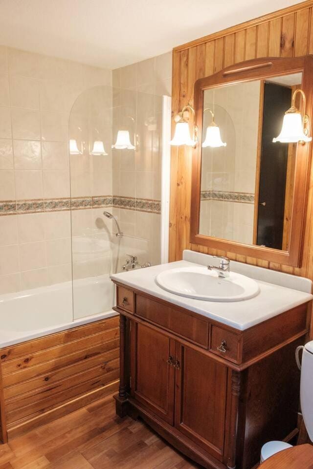 Bathroom, Bath, towels