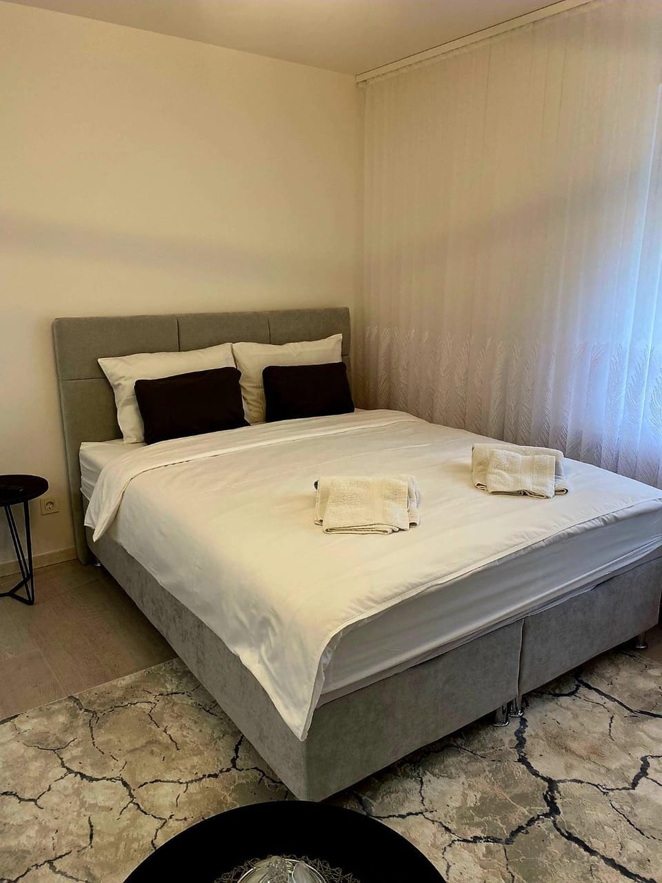 Bed, Bedroom, towels