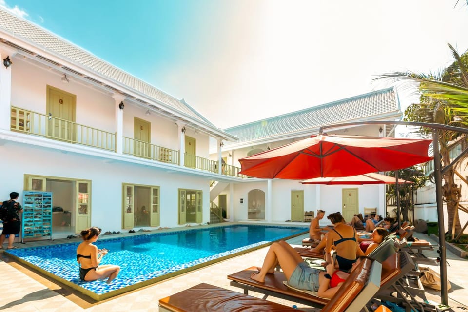 Property building, Swimming pool, sunbed