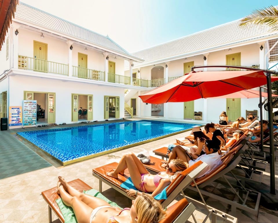 group of guests, sunbed