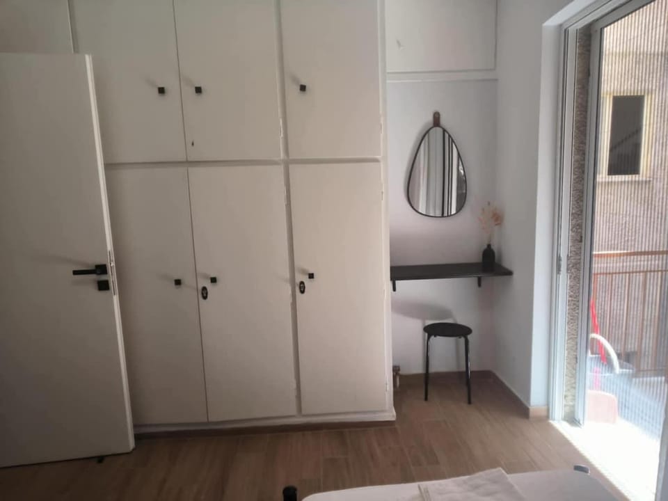 Photo of the whole room, Bedroom, wardrobe