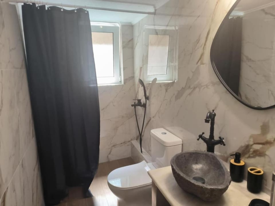Shower, Toilet, Bathroom, bidet, towels