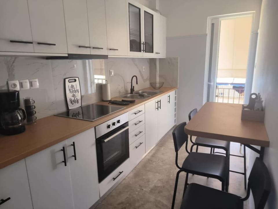 Coffee/tea facilities, Kitchen or kitchenette, oven, stove, toaster
