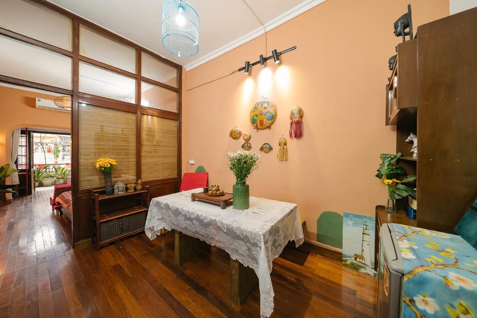 Bed, Living room, Seating area, Dining area, Bedroom