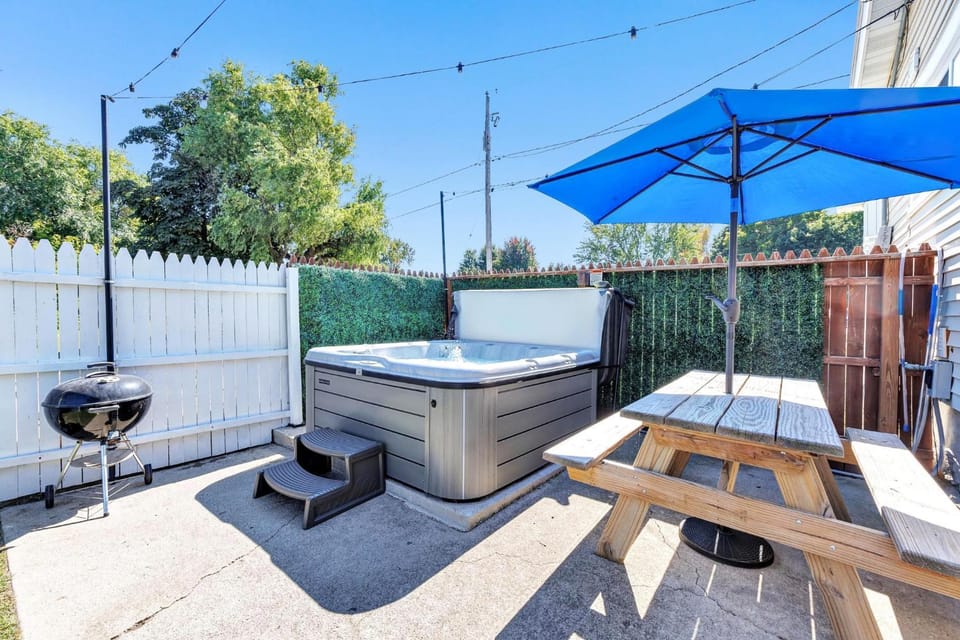 Lazy River- King bedsHottubFenced YardFire Pit House in Wisconsin
