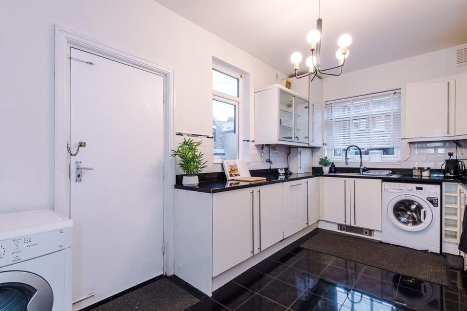 OldTrafford - Sleeps 6 - Free Parking - Free Wifi House in Stretford