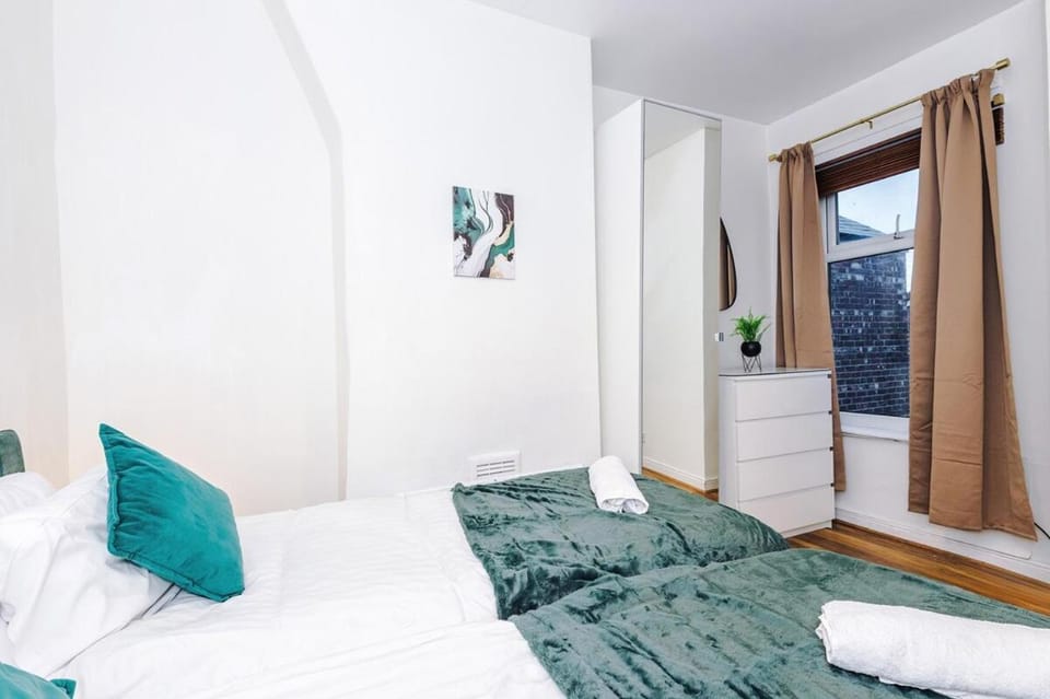 OldTrafford - Sleeps 6 - Free Parking - Free Wifi House in Stretford