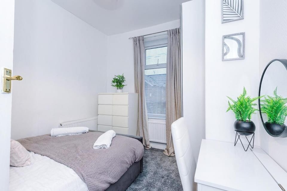 OldTrafford - Sleeps 6 - Free Parking - Free Wifi House in Stretford