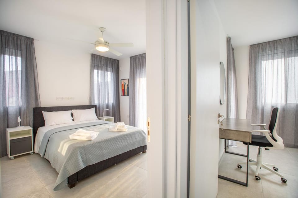 Bed, Photo of the whole room, Bedroom
