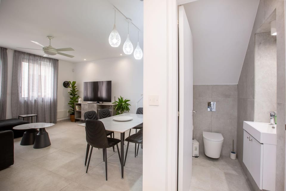 Toilet, Living room