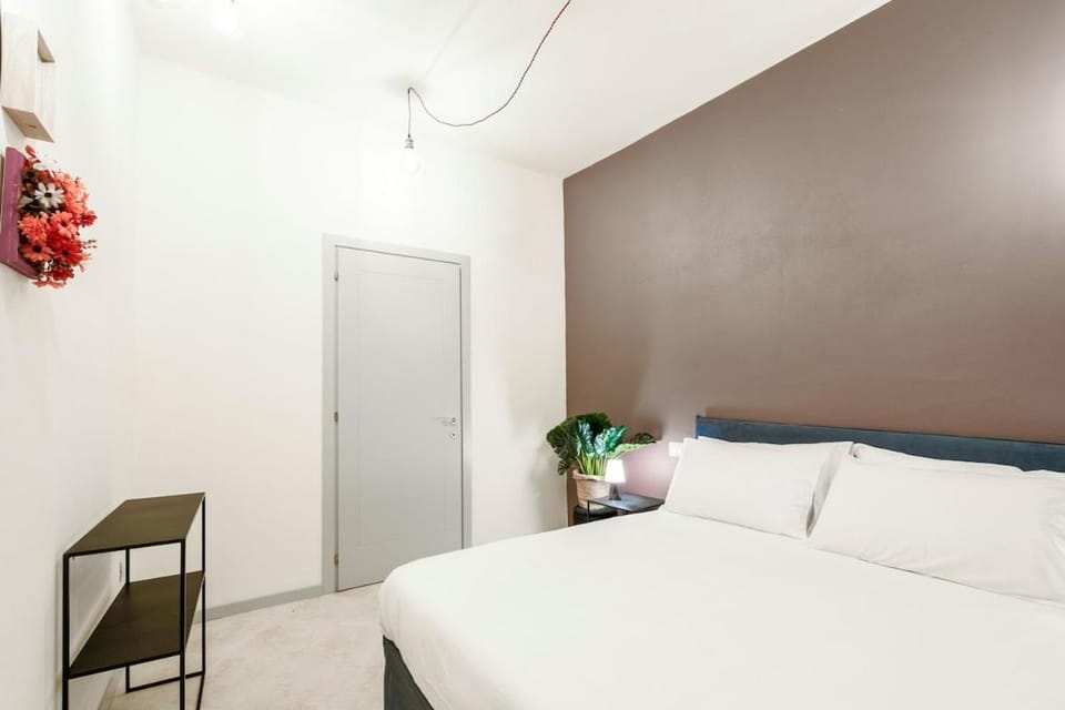 Bed, Living room, Photo of the whole room, Seating area, Bedroom