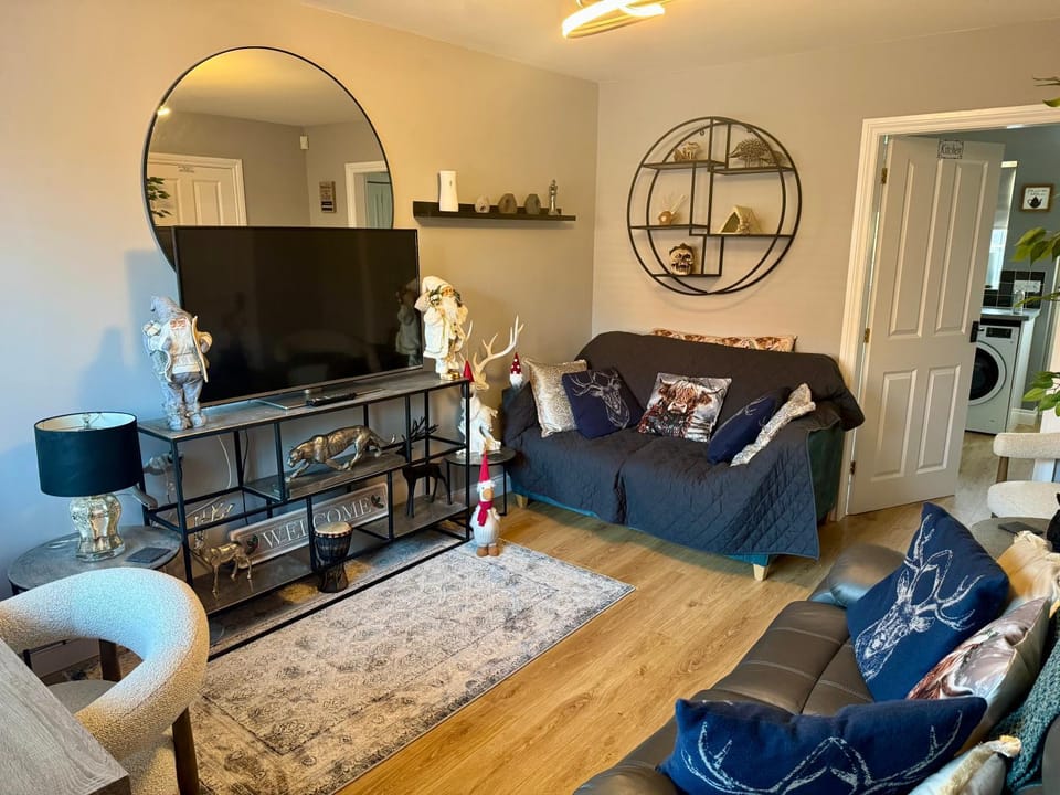Communal lounge/ TV room, Living room, Seating area, Dining area, Evening entertainment