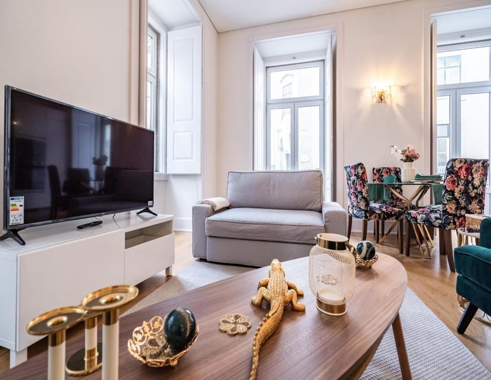 TV and multimedia, Living room, Seating area, Dining area