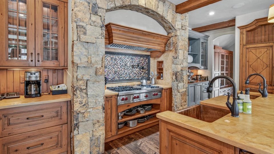 Coffee/tea facilities, storage, stove, kitchen