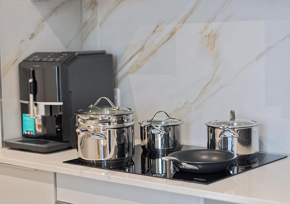 Coffee/tea facilities, Kitchen or kitchenette, stove