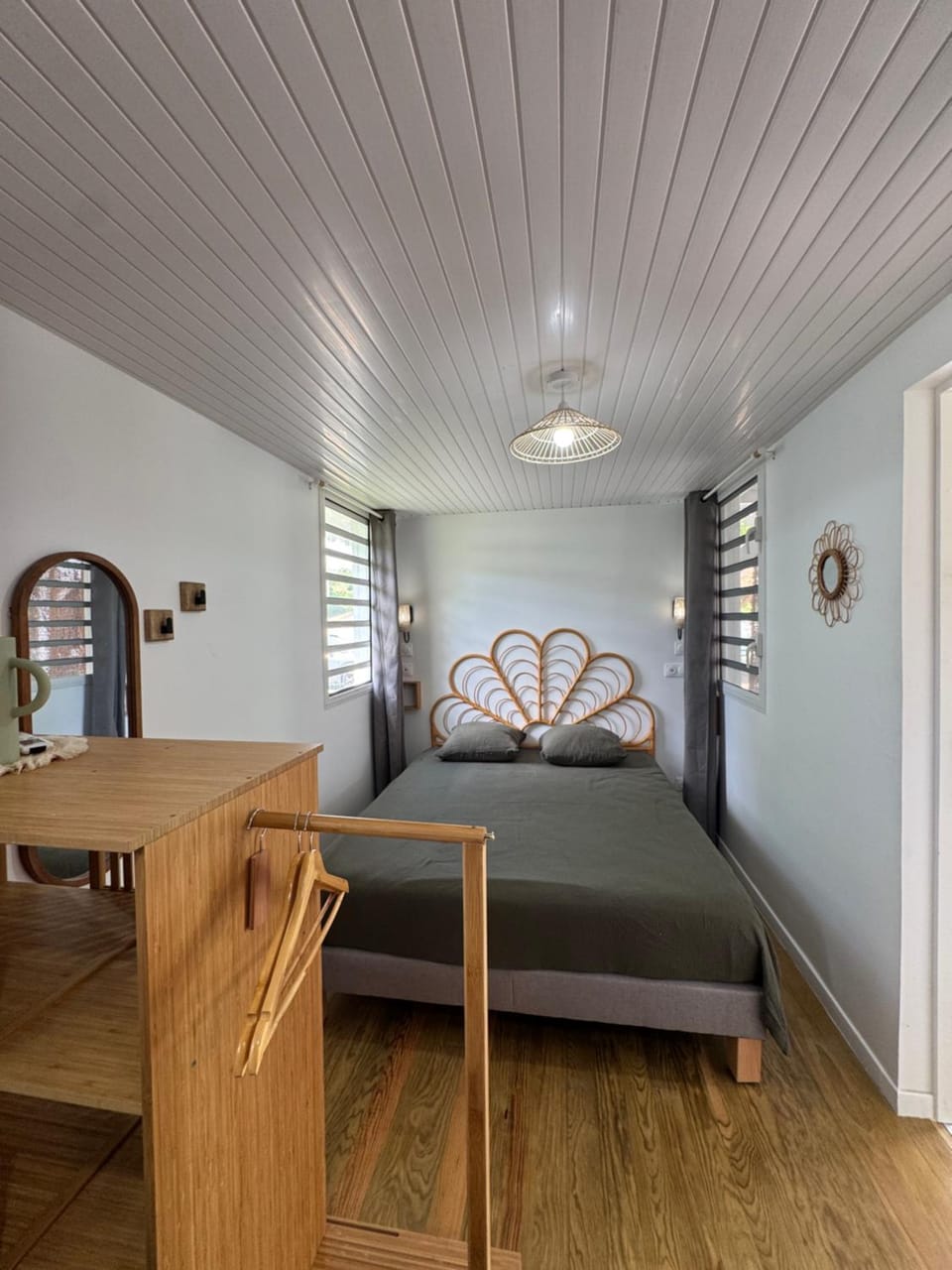 Bed, Bedroom, wardrobe, air conditioner