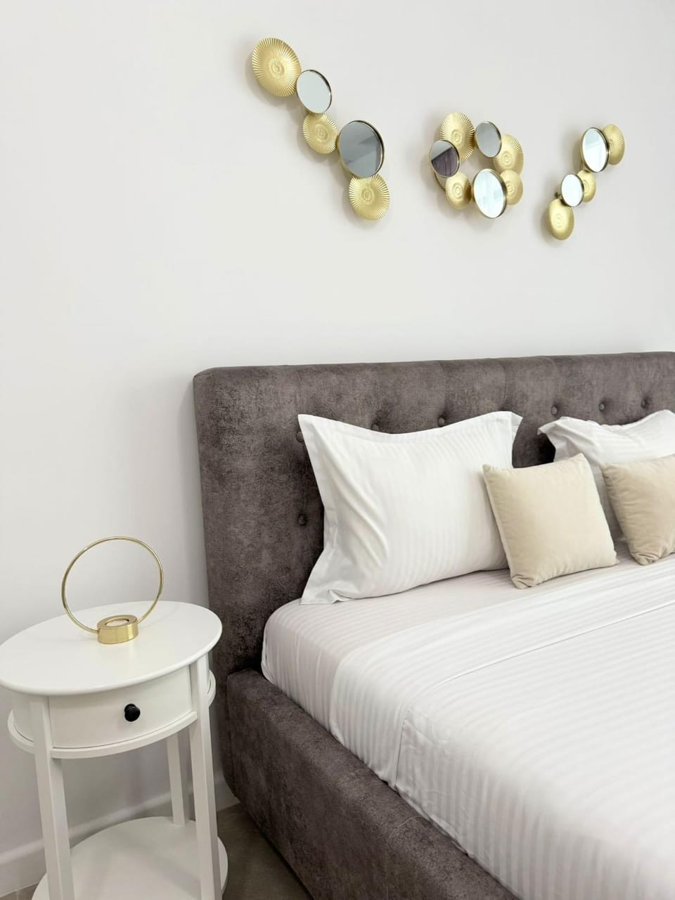 Bed, Seating area