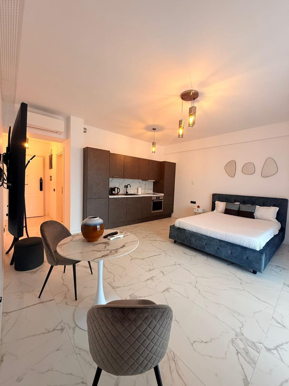 Bed, TV and multimedia, Seating area, Dining area, kitchen