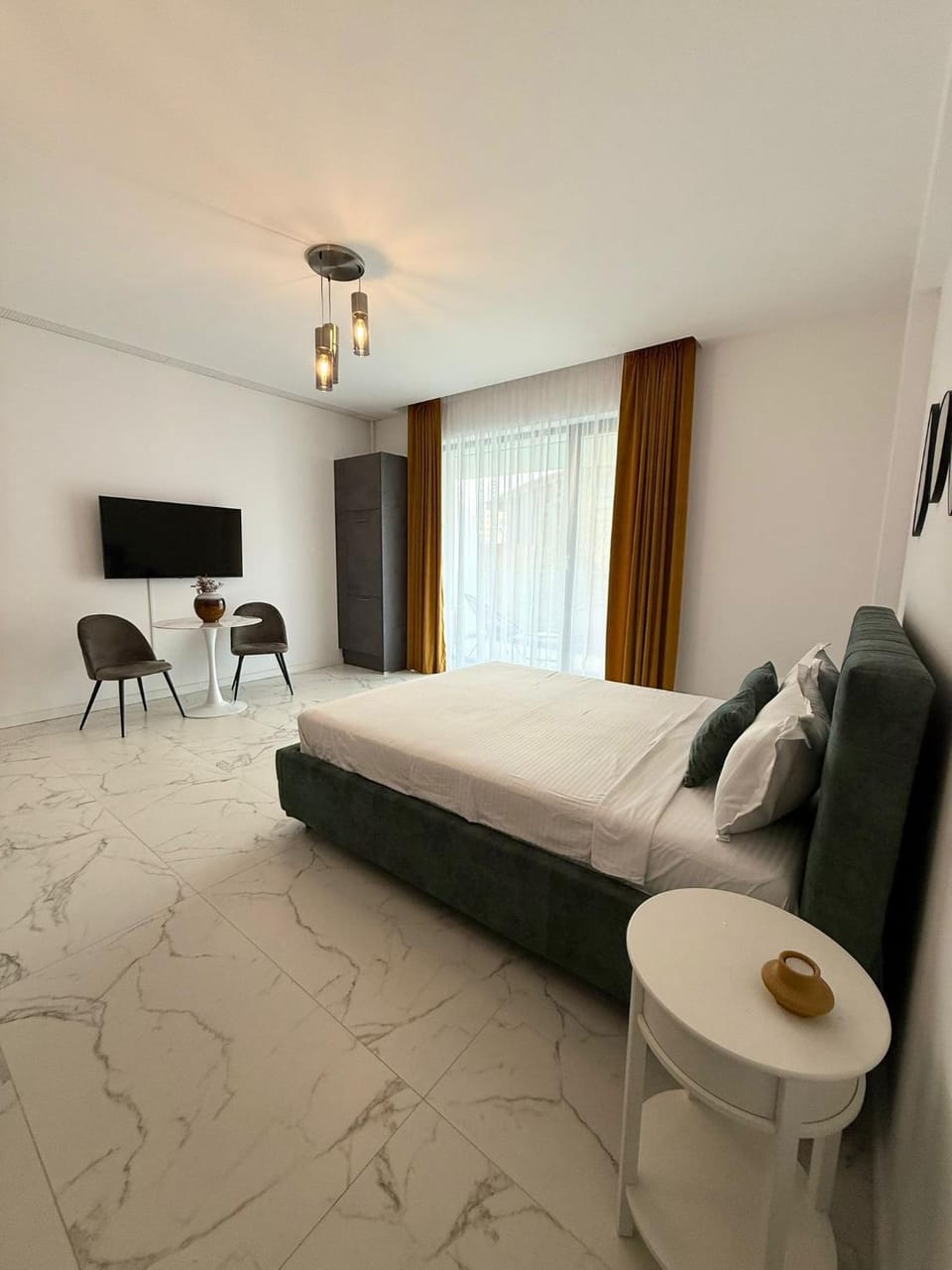 Bed, TV and multimedia, Living room, Photo of the whole room, Seating area, Bedroom
