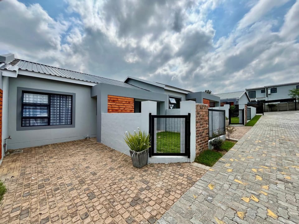 Modern 2 Bedroom Apartment near Carstenhof Hospital, Glen Austin Apartment in Gauteng
