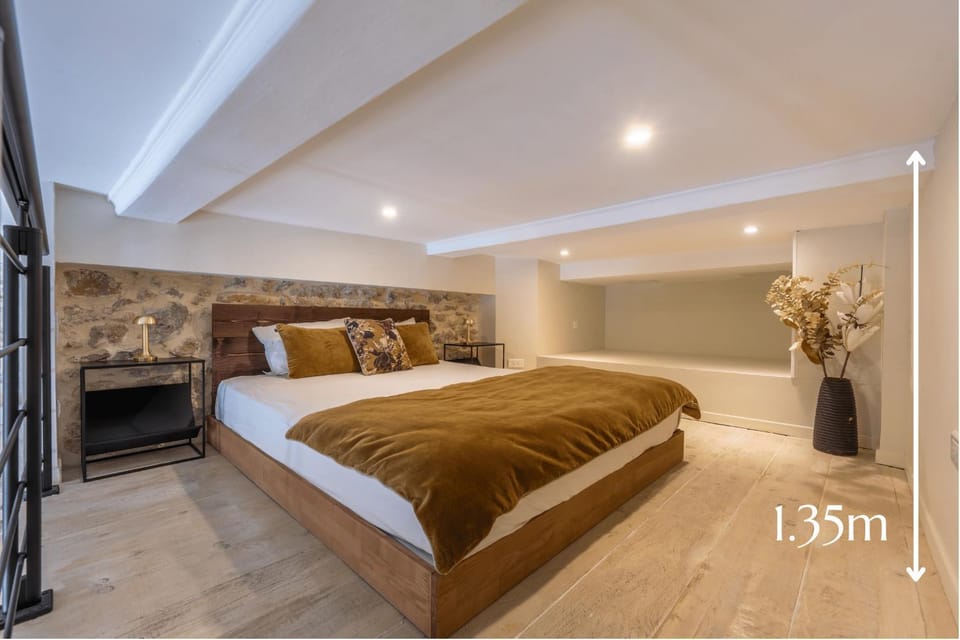 Photo of the whole room, air conditioner