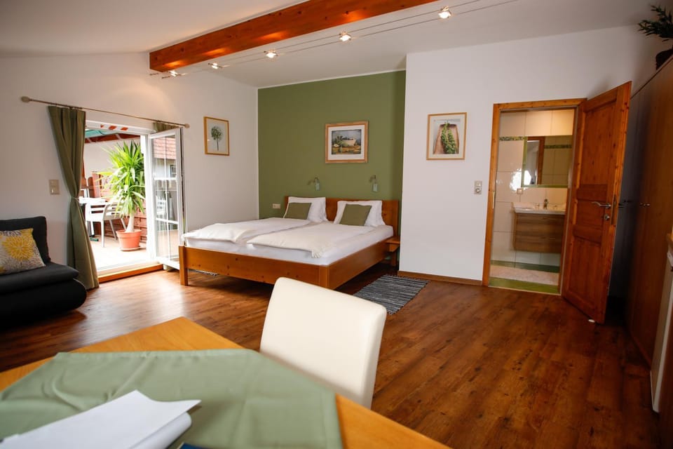 Bed, Photo of the whole room, Seating area, Bedroom
