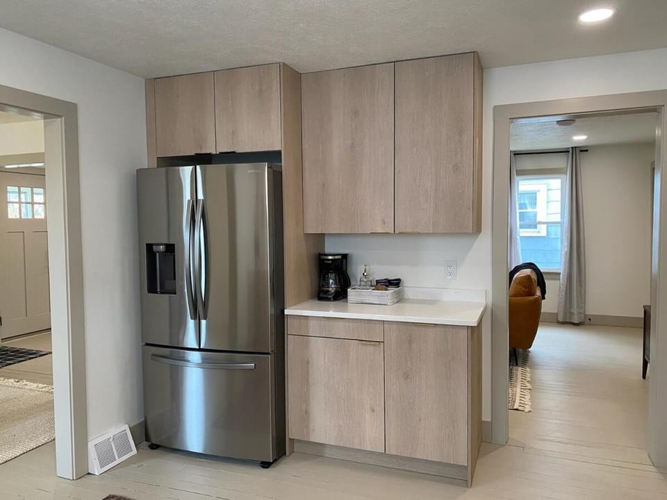 Totally renovated large family getaway! King bed House in Lake Erie