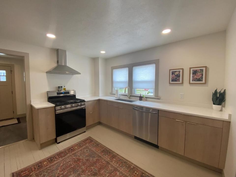 Totally renovated large family getaway! King bed House in Lake Erie