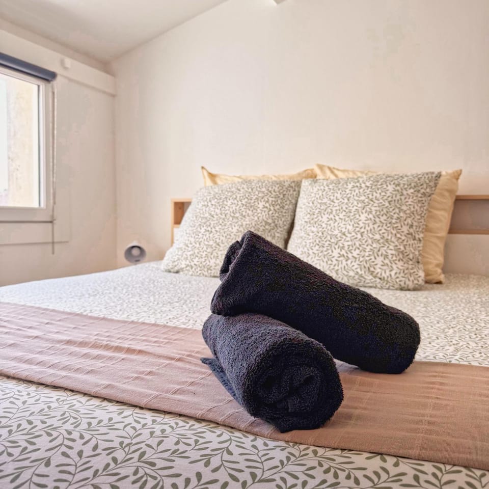 Bed, Photo of the whole room, Bedroom, towels