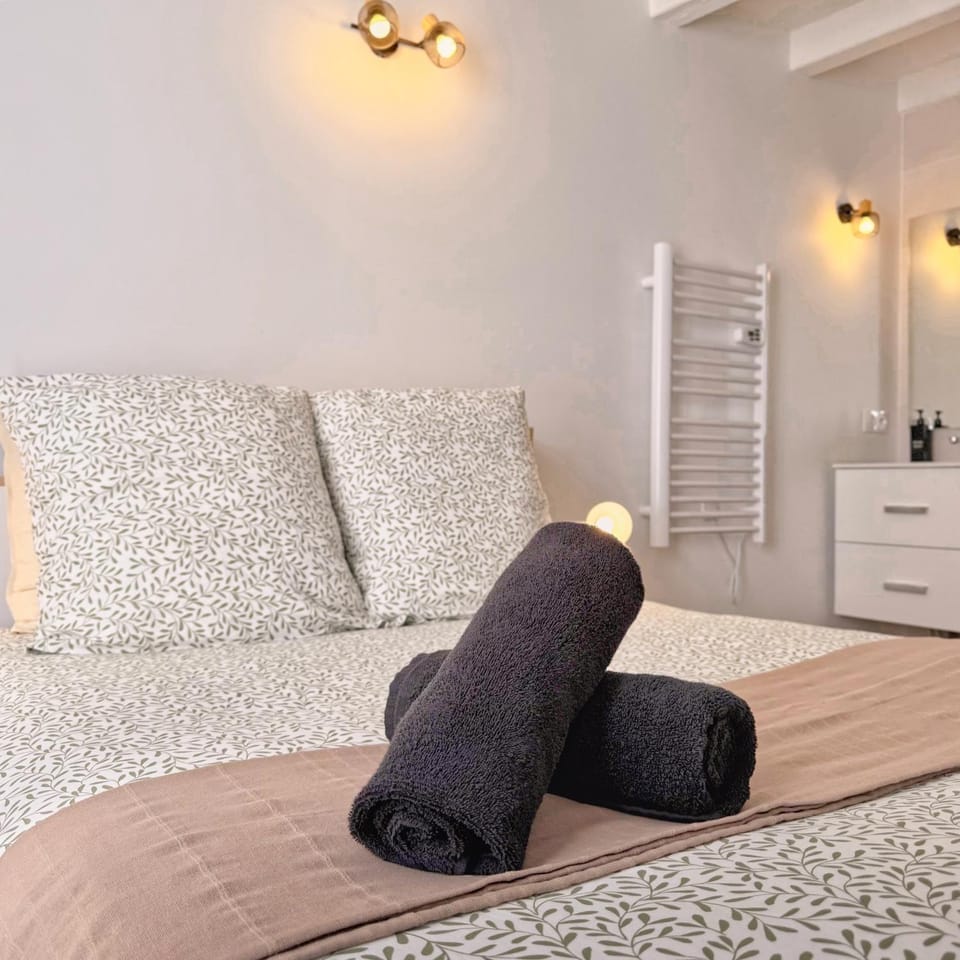 Bed, Photo of the whole room, Bedroom, towels