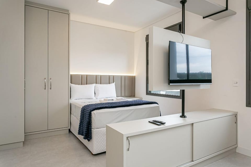 Bed, TV and multimedia, Photo of the whole room, Bedroom, air conditioner