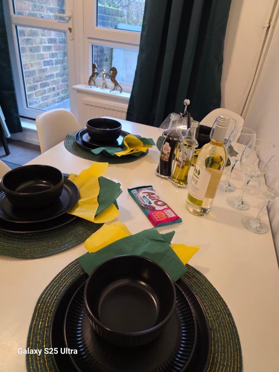 Green & White Haven-Spacious 3BR Apartment in London Borough of Hackney