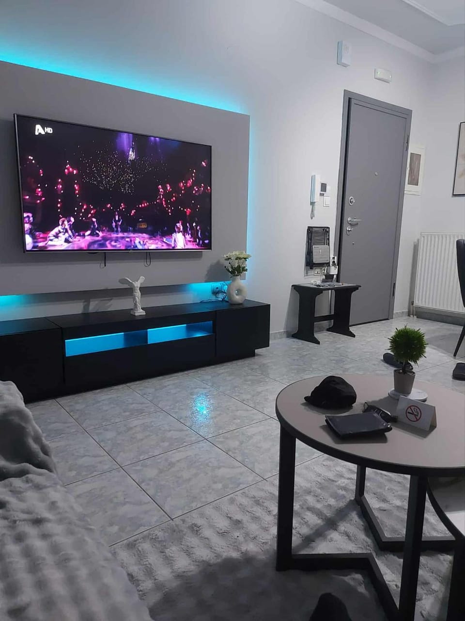 Communal lounge/ TV room, TV and multimedia, Living room, Seating area, Evening entertainment