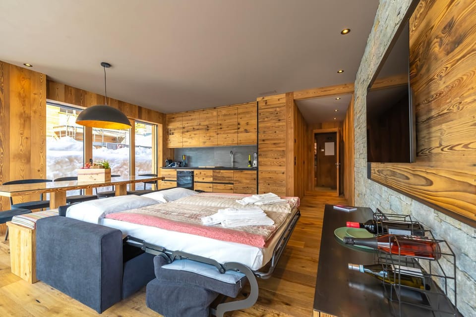 TV and multimedia, Kitchen or kitchenette, Living room, Seating area