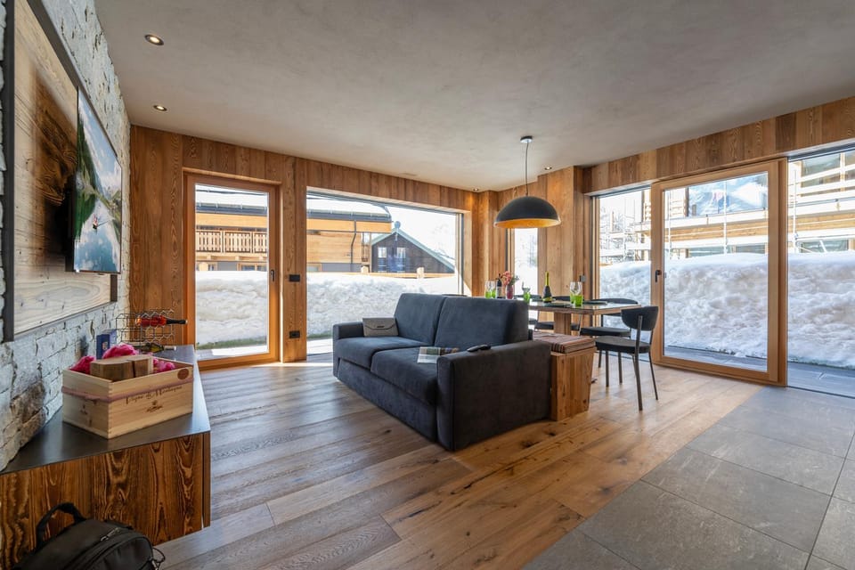 Communal lounge/ TV room, TV and multimedia, Living room, Seating area, Dining area