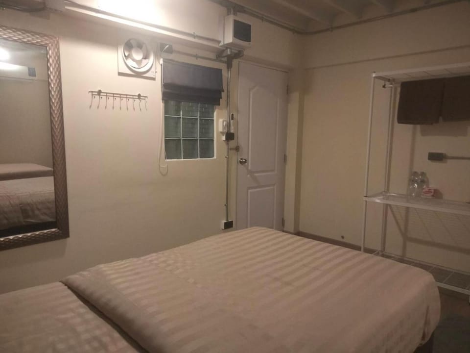Bedroom, air conditioner