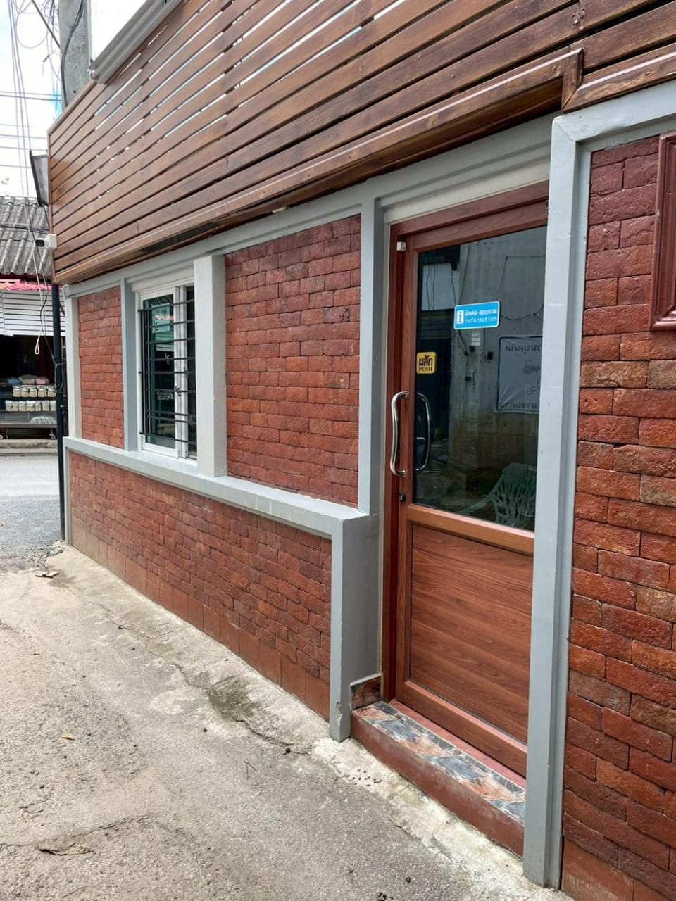 Property building, Facade/entrance, Day