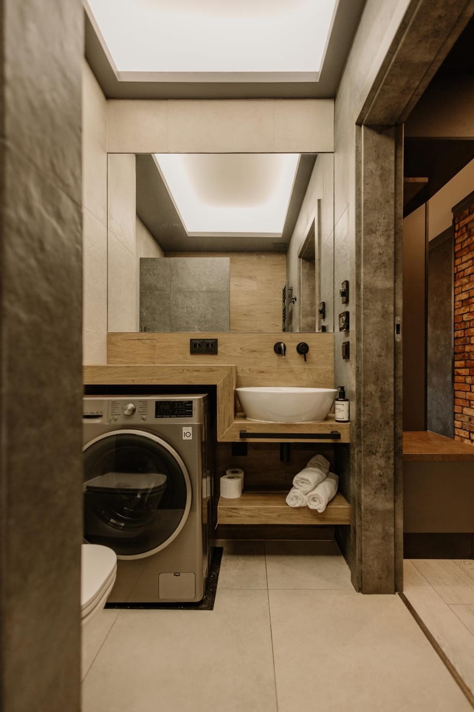 Bathroom, towels, washing machine