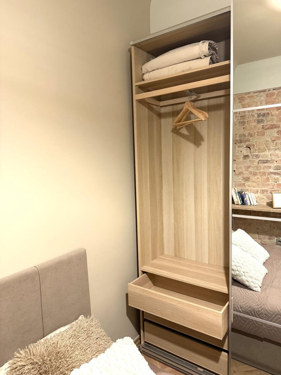 Bed, Bedroom, towels, wardrobe