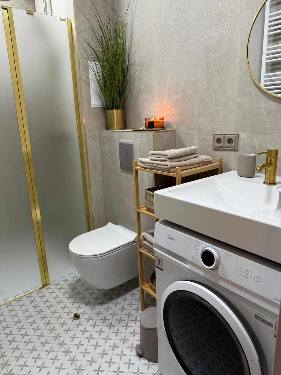 Toilet, Bathroom, towels, washing machine