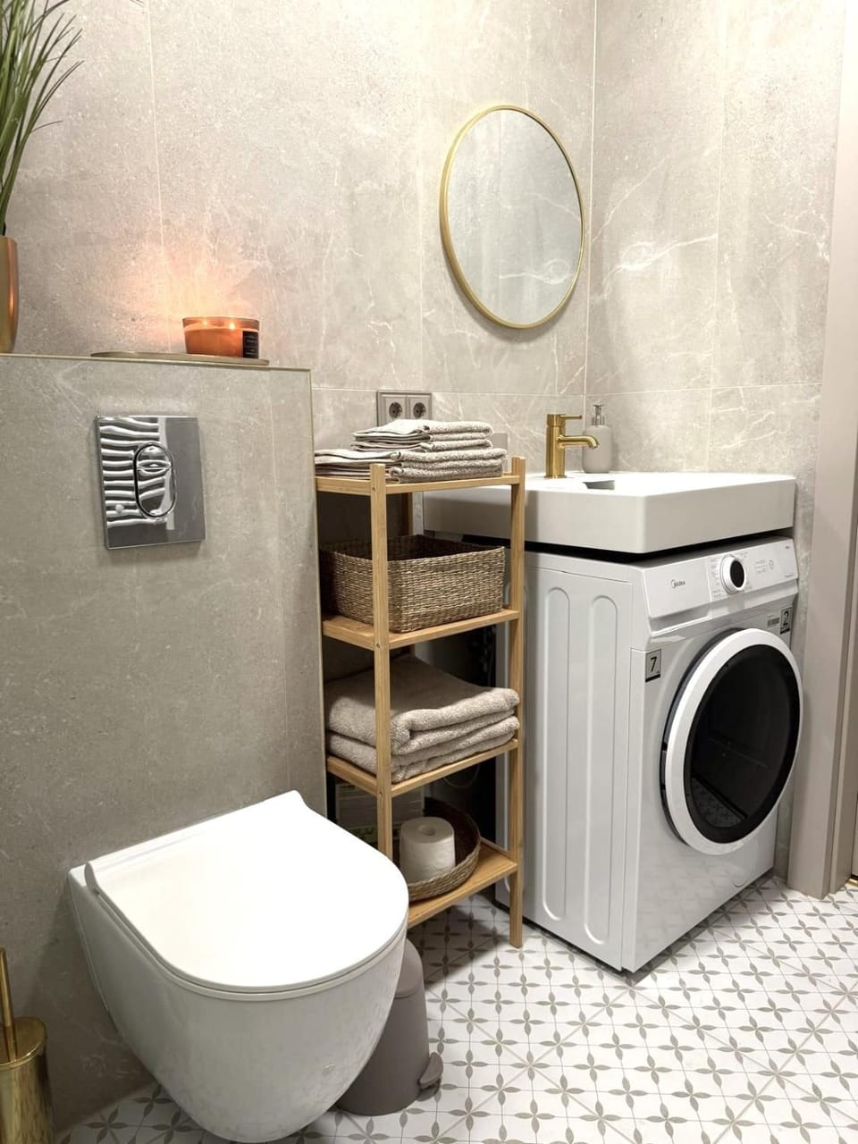 Toilet, Bathroom, towels, washing machine