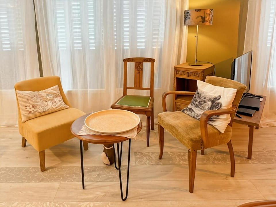 Living room, Seating area